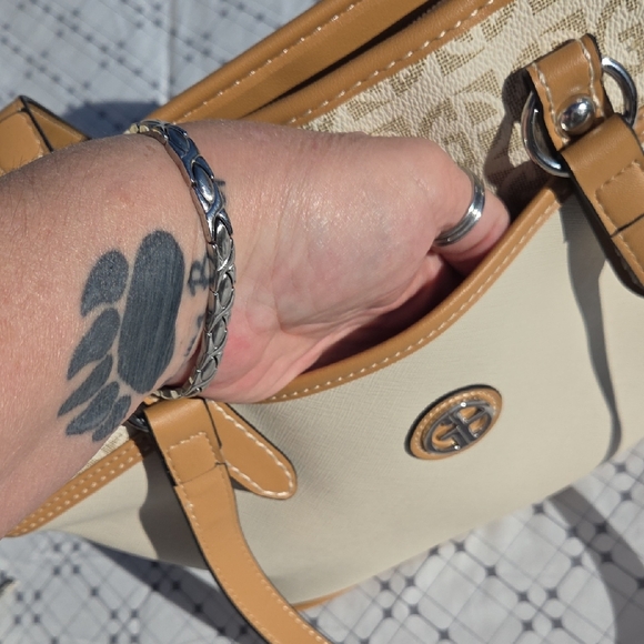 Giani Bernini Tan and Cream Designer Tote - Picture 6 of 16